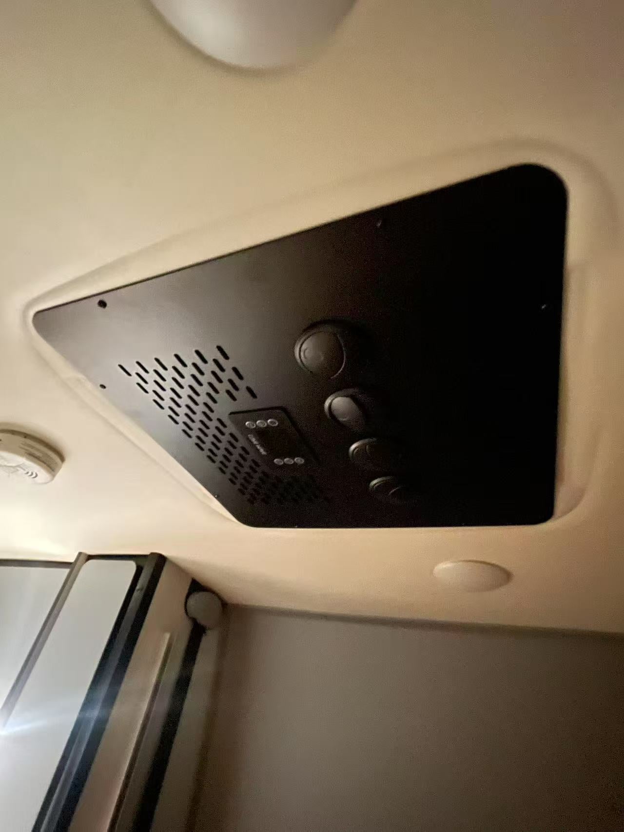 CH ULTRA QUIET SERIES 12V/24V/48V ROOFTOP AIR CONDITIONER WITH HEAT PUMP (14" x 14" OPENING)